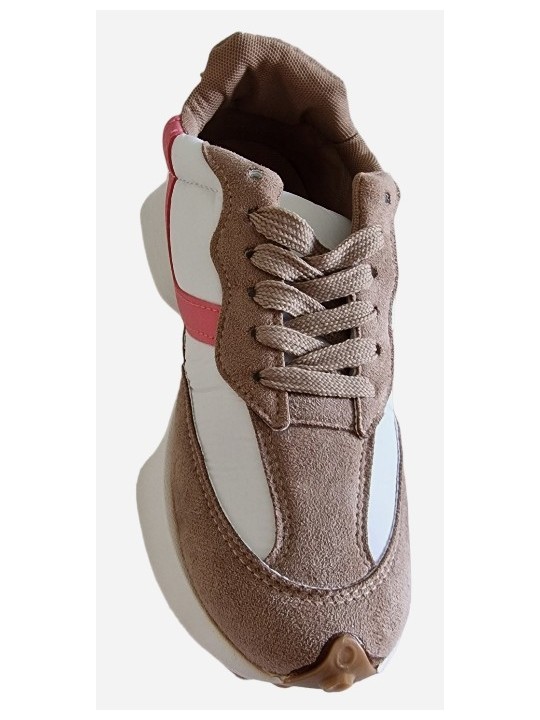 Running revisitée combinant taupe, rose et blanc qui s'adaptera à un look sportwear, streetwear, ou habillé.