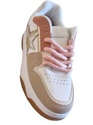 Ces baskets se distinguent par leur combinaison de couleurs douces, avec des touches de rose poudré, beige et blanc, une étoile