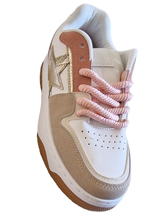 Ces baskets se distinguent par leur combinaison de couleurs douces, avec des touches de rose poudré, beige et blanc, une étoile