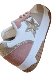 Ces baskets se distinguent par leur combinaison de couleurs douces, avec des touches de rose poudré, beige et blanc, une étoile