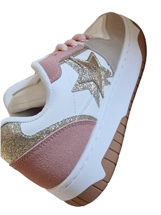 Ces baskets se distinguent par leur combinaison de couleurs douces, avec des touches de rose poudré, beige et blanc, une étoile