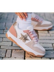 Ces baskets se distinguent par leur combinaison de couleurs douces, avec des touches de rose poudré, beige et blanc, une étoile