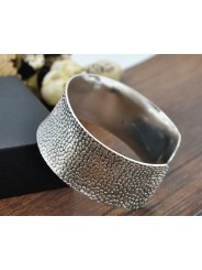 Bracelet manchette perlé plaqué argent.