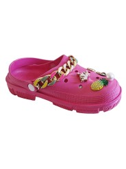 Sabots style Crocs rose fushia, pouvant être customisés avec 5 pins craquants!