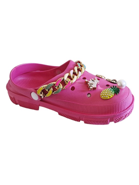 Sabots style Crocs rose fushia, pouvant être customisés avec 5 pins craquants!