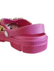 Sabots style Crocs rose fushia, pouvant être customisés avec 5 pins craquants!