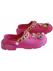 Sabots style Crocs rose fushia, pouvant être customisés avec 5 pins craquants!