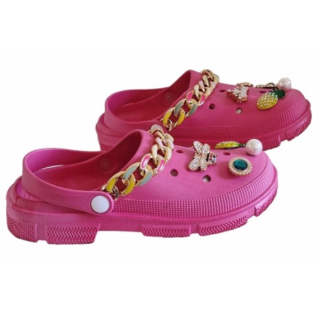 Sabots style Crocs rose fushia, pouvant être customisés avec 5 pins craquants!