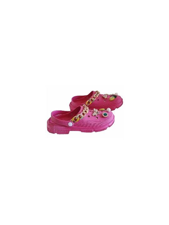 Sabots style Crocs rose fushia, pouvant être customisés avec 5 pins craquants!