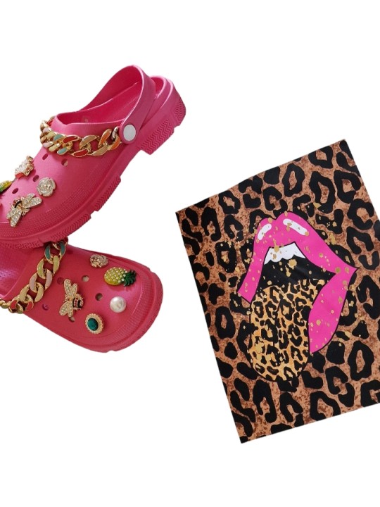 Sabots style Crocs rose fushia, pouvant être customisés avec 5 pins craquants!