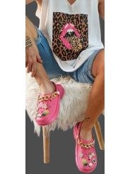 Sabots style Crocs rose fushia, pouvant être customisés avec 5 pins craquants!