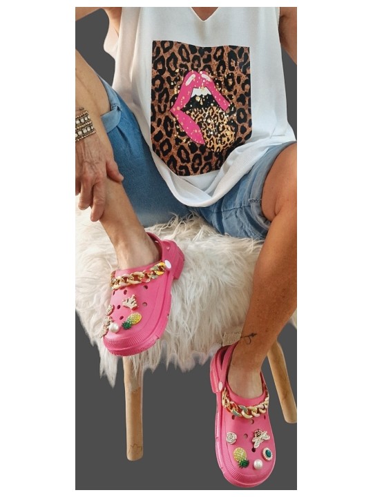 Sabots style Crocs rose fushia, pouvant être customisés avec 5 pins craquants!