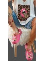 Sabots style Crocs rose fushia, pouvant être customisés avec 5 pins craquants!