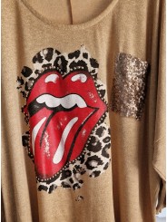 Pull fin oversize en maille lurex doré, motif Rolling Stones sur fond léopard.