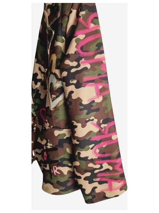 Soyez stylée avec ce blazer fluide camouflage avec inscriptions et dessins en déclinaisons de rose.