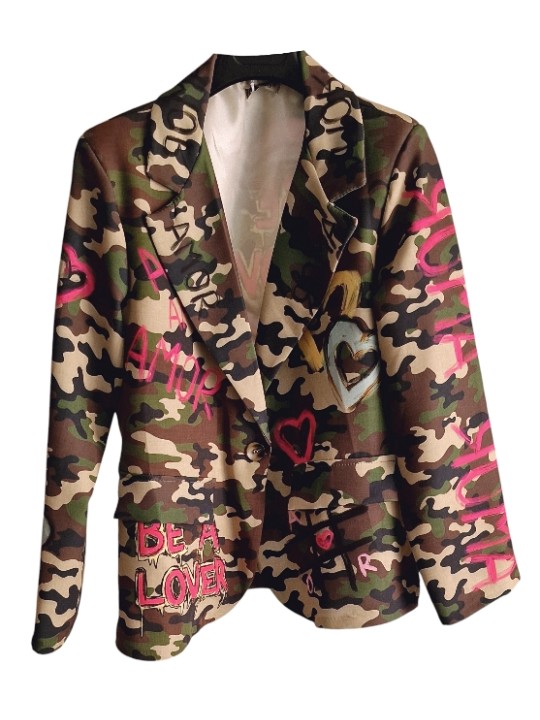 Soyez stylée avec ce blazer fluide camouflage avec inscriptions et dessins en déclinaisons de rose.