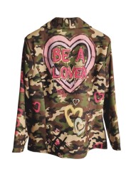 Soyez stylée avec ce blazer fluide camouflage avec inscriptions et dessins en déclinaisons de rose.