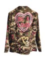 Soyez stylée avec ce blazer fluide camouflage avec inscriptions et dessins en déclinaisons de rose.