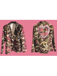 Soyez stylée avec ce blazer fluide camouflage avec inscriptions et dessins en déclinaisons de rose.