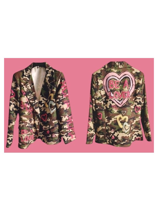 Soyez stylée avec ce blazer fluide camouflage avec inscriptions et dessins en déclinaisons de rose.