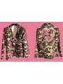 Soyez stylée avec ce blazer fluide camouflage avec inscriptions et dessins en déclinaisons de rose.