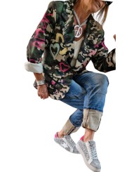 Soyez stylée avec ce blazer fluide camouflage avec inscriptions et dessins en déclinaisons de rose.