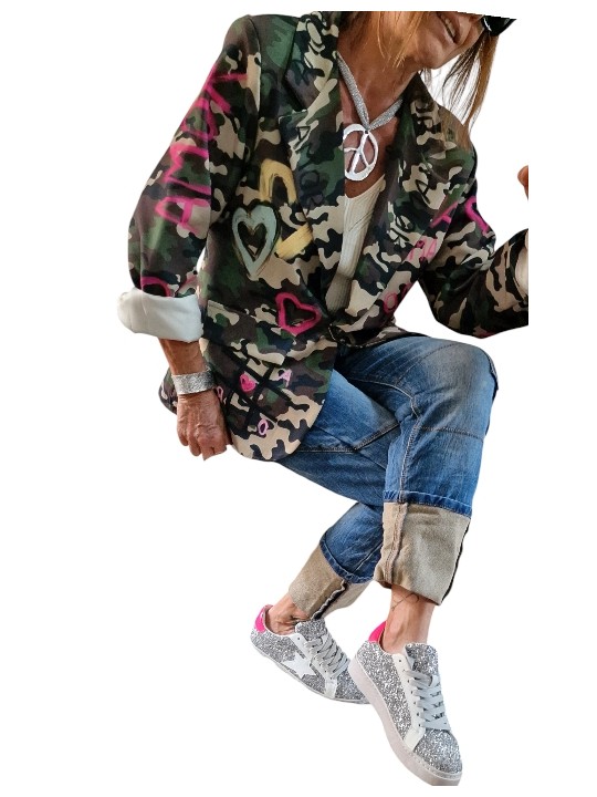 Soyez stylée avec ce blazer fluide camouflage avec inscriptions et dessins en déclinaisons de rose.