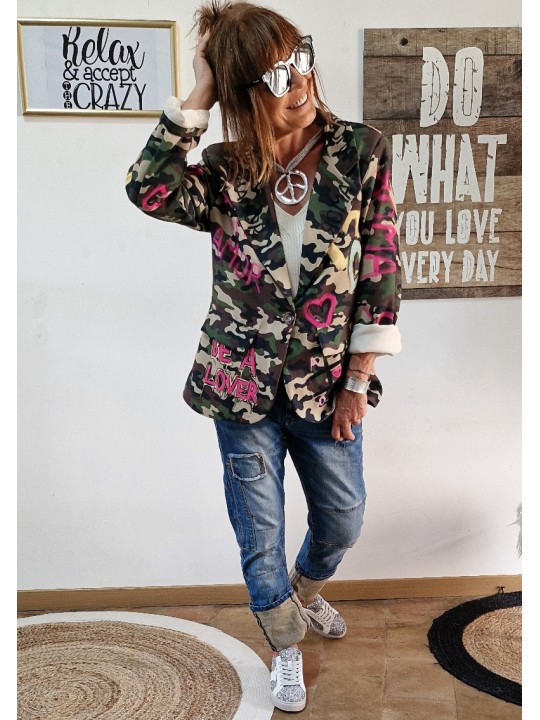 Soyez stylée avec ce blazer fluide camouflage avec inscriptions et dessins en déclinaisons de rose.