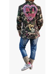 Soyez stylée avec ce blazer fluide camouflage avec inscriptions et dessins en déclinaisons de rose.