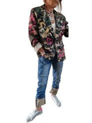 Soyez stylée avec ce blazer fluide camouflage avec inscriptions et dessins en déclinaisons de rose.