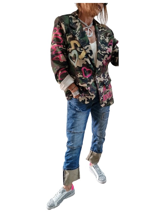 Soyez stylée avec ce blazer fluide camouflage avec inscriptions et dessins en déclinaisons de rose.