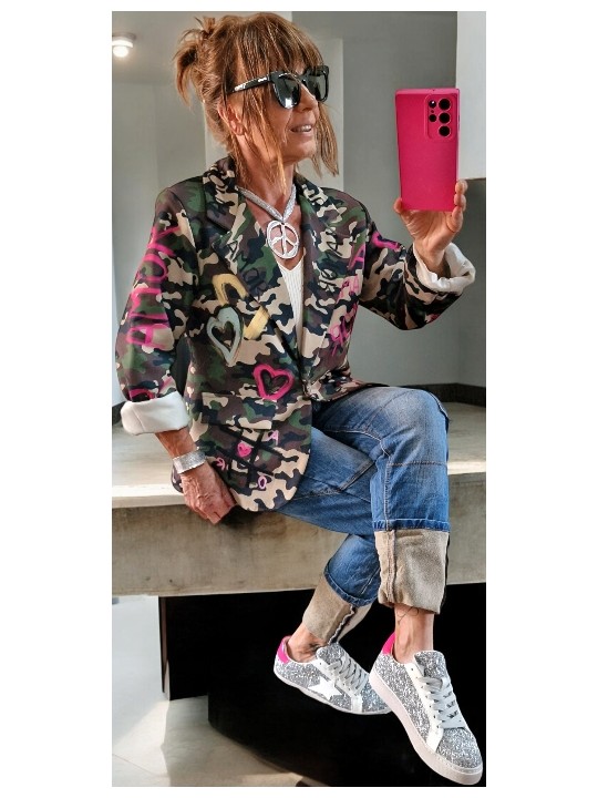 Soyez stylée avec ce blazer fluide camouflage avec inscriptions et dessins en déclinaisons de rose.