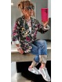 Soyez stylée avec ce blazer fluide camouflage avec inscriptions et dessins en déclinaisons de rose.