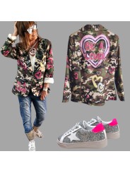 Soyez stylée avec ce blazer fluide camouflage avec inscriptions et dessins en déclinaisons de rose.