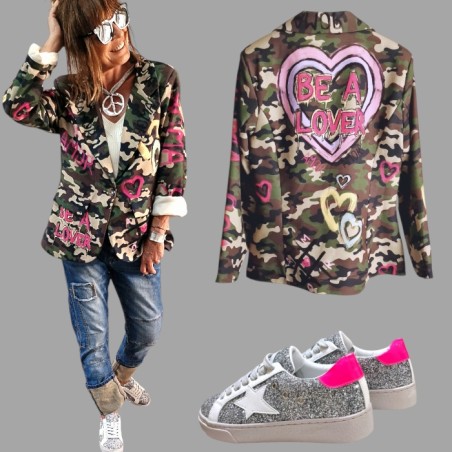 Soyez stylée avec ce blazer fluide camouflage avec inscriptions et dessins en déclinaisons de rose.