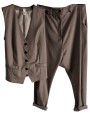 Tailleur pantalon blazer camel sans manches de chez SUN