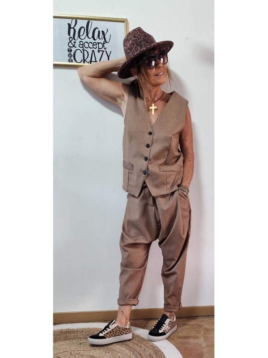 Tailleur pantalon blazer camel sans manches de chez SUN