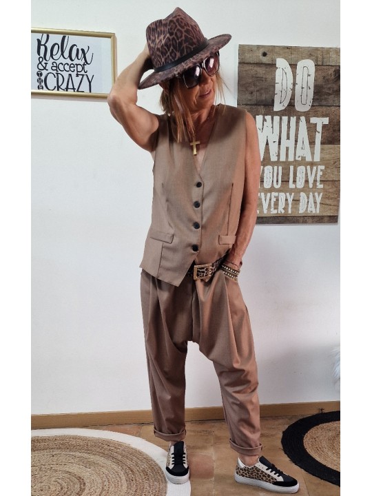 Tailleur pantalon blazer camel sans manches de chez SUN