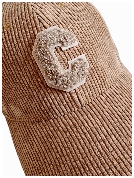 Casquette camel velours côtelé, logo "C" en bouclette beige.