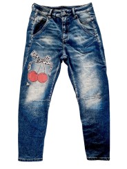 Jean boyfriend bleu denim used de chez Sexy Woman sublimé par ses cerises rouges et léopard.