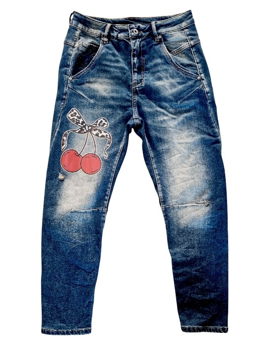 Jean boyfriend bleu denim used de chez Sexy Woman sublimé par ses cerises rouges et léopard.