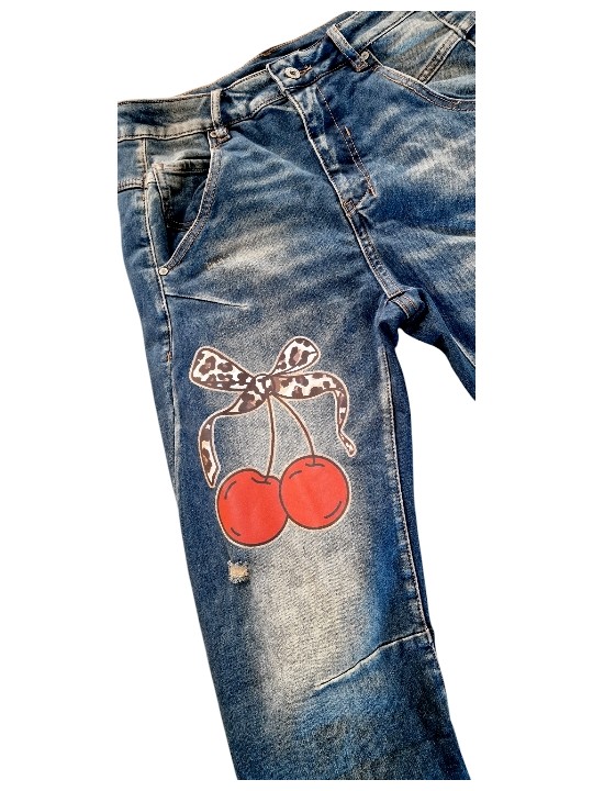 Jean boyfriend bleu denim used de chez Sexy Woman sublimé par ses cerises rouges et léopard.