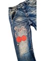 Jean boyfriend bleu denim used de chez Sexy Woman sublimé par ses cerises rouges et léopard.