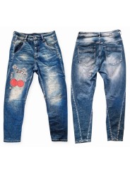 Jean boyfriend bleu denim used de chez Sexy Woman sublimé par ses cerises rouges et léopard.