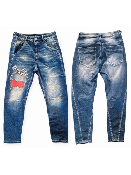 Jean boyfriend bleu denim used de chez Sexy Woman sublimé par ses cerises rouges et léopard.