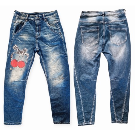 Jean boyfriend bleu denim used de chez Sexy Woman sublimé par ses cerises rouges et léopard.