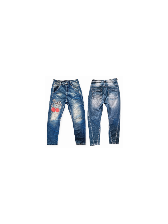 Jean boyfriend bleu denim used de chez Sexy Woman sublimé par ses cerises rouges et léopard.