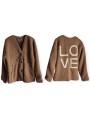 Soyez stylée avec cette veste cardigan camel, inscription LOVE au dos.