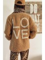 Soyez stylée avec cette veste cardigan camel, inscription LOVE au dos.