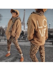 Soyez stylée avec cette veste cardigan camel, inscription LOVE au dos.